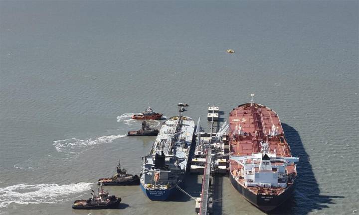OTAMERICA concretó la primera operación simultánea de tres buques en Puerto Rosales