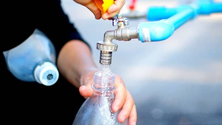 Comunas afectadas, días, horarios y puntos de abastecimiento: Esto es lo que debes saber sobre el corte de agua en Santiago