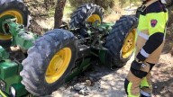 Muere un joven al volcar el tractor con el que trabajaba en una finca agrícola