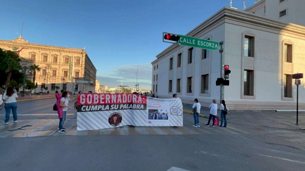 Bloquean docentes calles del centro y exigen estímulos de desempeño