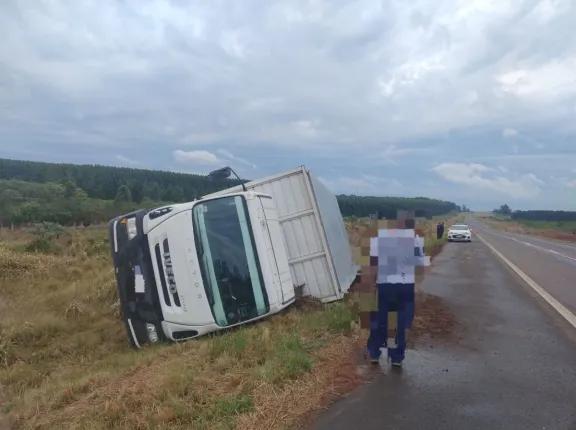 Camión volcó tras reventarse una cubierta: un herido