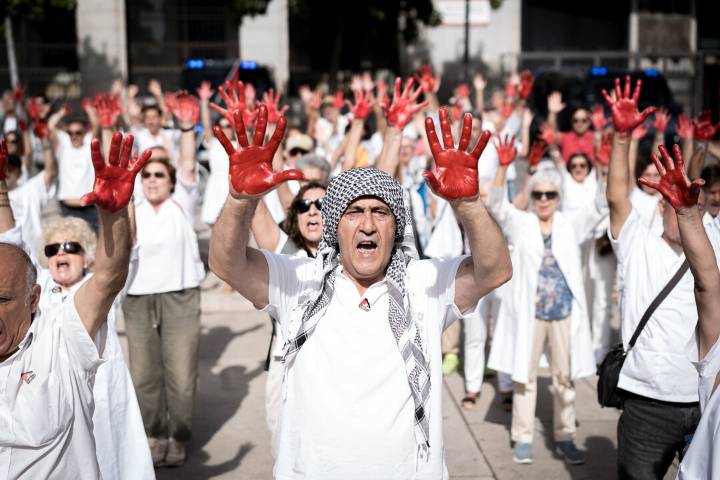 El personal sanitario homenajea a profesionales en Gaza con batas blancas y manos teñidas de rojo