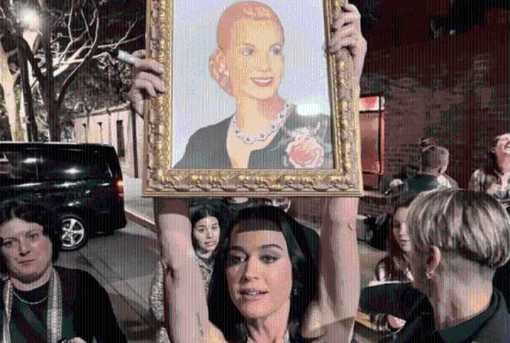 Katy Perry llegó a Argentina y se mostró con un cuadro de Evita