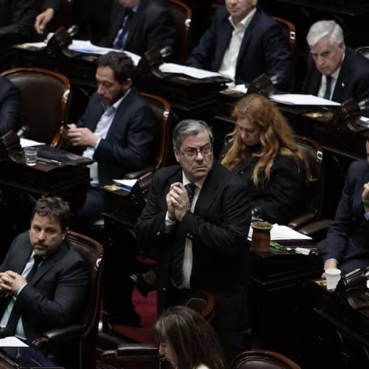 El auxilio de Estados Unidos: la oposición habla de maniobra electoral y reclama control parlamentario sobre la deuda