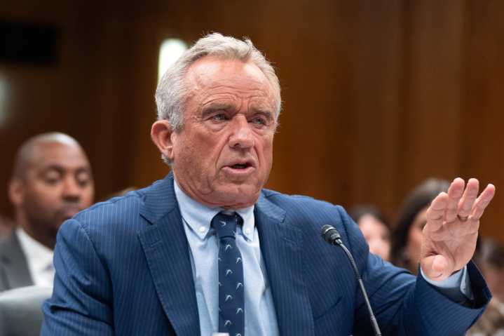 Kennedy reafirma su rechazo a vacunas contra el covid en audiencia del Senado