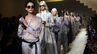 Se hizo el primer desfile luego de la muerte de Armani: largo aplauso de pie de las modelos y los invitados