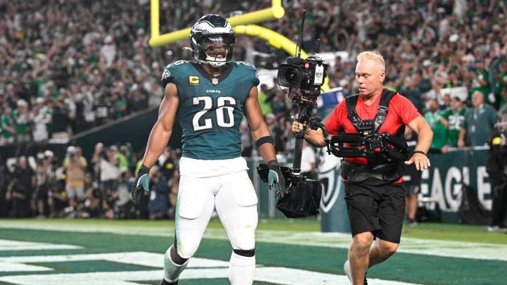Defending champion Eagles edge Cowboys 24