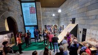 Salen a la luz 'joyas' medievales inéditas en una exposición única sobre el rey navarro que se puede ver en Pamplona