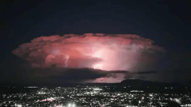 Increíble nube iluminada por relámpagos en Ciudad Obregón