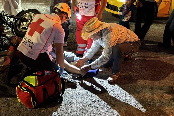 Motociclista se impacta contra camioneta y resulta lesionado, en Saltillo