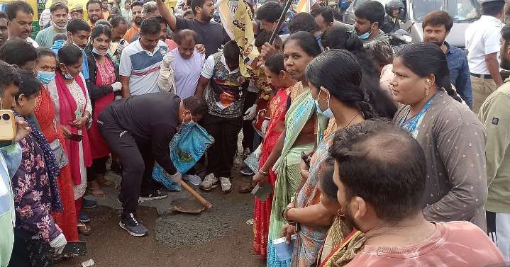 Karnataka Political battle over potholes in Bengaluru spills onto streets