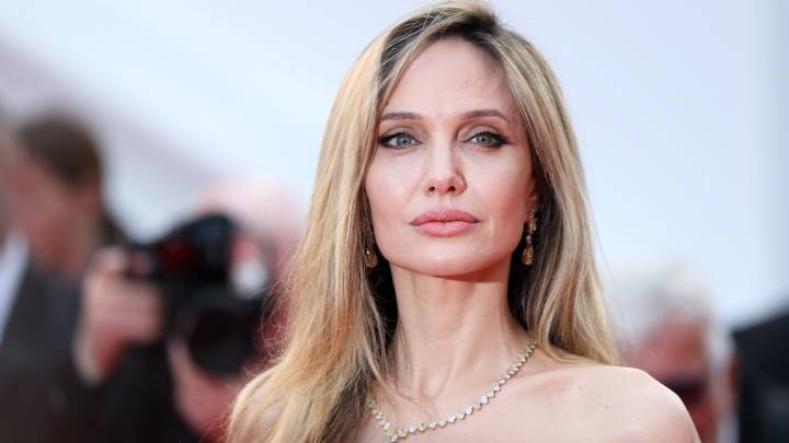 Entre lágrimas, Angelina Jolie reflexiona sobre el historial de cáncer en su familia:“Mi madre estaba en quimioterapia a mi edad”