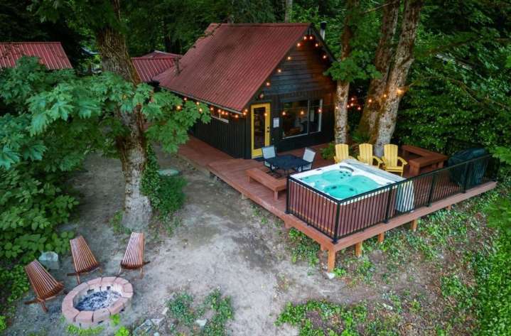 This Tiny Washington Cabin Rental in the Woods Costs $2,000 Plus