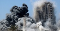 Israel derrumba edificio residencial en Gaza y desata alarma internacional
