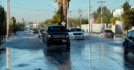 Deja lluvia encharcamientos y riesgos para automovilistas y peatones