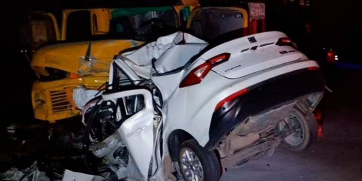 Tragedia en Córdoba: dos jóvenes murieron tras chocar de frente contra un camión