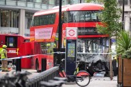 Autobús de pasajeros chocó contra una estación en Londres y dejó 15 heridos