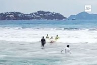 Guardavidas rescatan a mujer en playa Miramar de Manzanillo