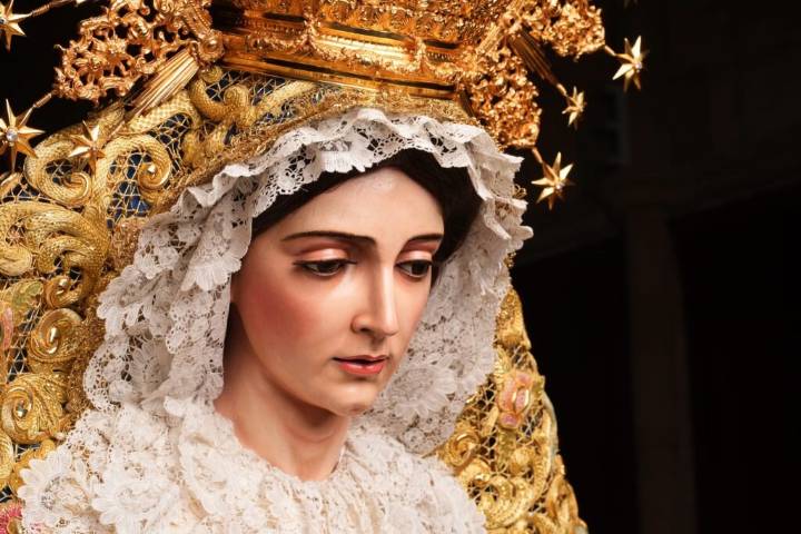 La Virgen de la Aurora vuelve al culto tras su restauración por Pedro Manzano