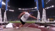 Dolorosa caída del austriaco Weißhaidinger en la final del disco por culpa de la lluvia