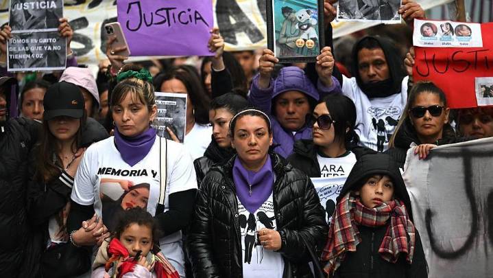 Miles de argentinos salen a las calles para exigir justicia en el caso de los brutales asesinatos de 3 mujeres jóvenes