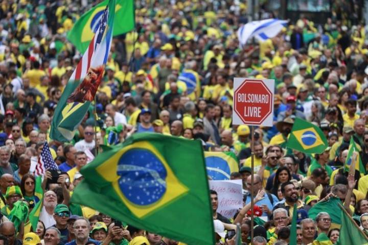 Seguidores de Bolsonaro protestan contra el Supremo y respaldan las sanciones de Trump