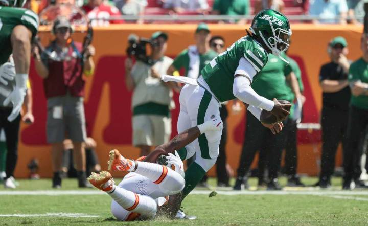 Jets fall to Buccaneers on last second field goal after crazy fourth