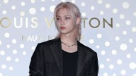 Felix de Stray Kids combina pantalones negros con tenis de lujo para crear el outfit más trendy de septiembre 2025