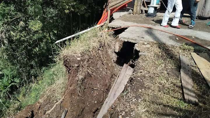 Familias de Ixtaczoquitlán denuncian que lluvias han afectado sus viviendas y temen por su seguridad