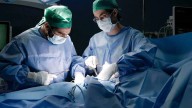 Le dejaron un pedazo de tubo en el cuerpo tras una cirugía y condenaron a la clínica