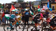 Las protestas contra el Israel-Premier Tech frenan a tres ciclistas en el ascenso al Angliru