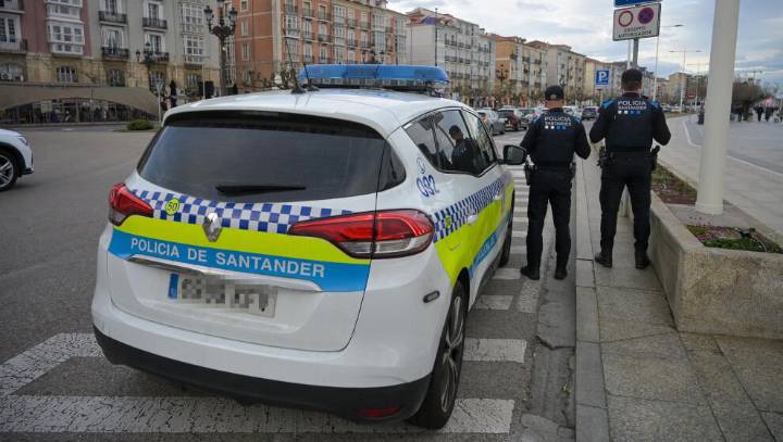 Ebrio, insultó y se abalanzó sobre los policías tras ocupar los carriles de una calle de Santander