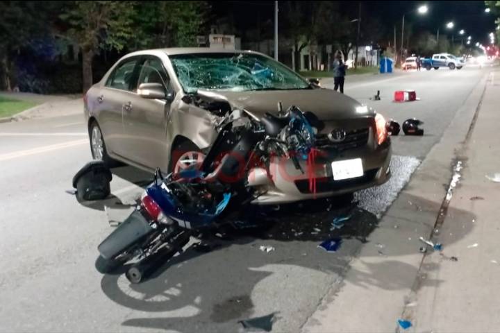 Dos motociclistas heridos tras chocar con auto que hizo maniobra prohibida en Avenida Zanni
