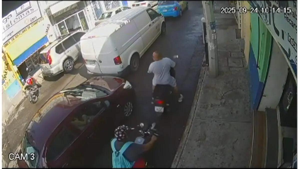 Discuten y luego lo atropella en calles de Izúcar; video evidencia embestida