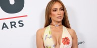 Jennifer Lopez triunfa en California con la versión más romántica de su icónico 'jungle dress' de Versace