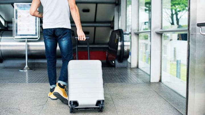 Le robaron la maleta en el aeropuerto y cuando encontró al ladrón, estaba vestido con su propia ropa