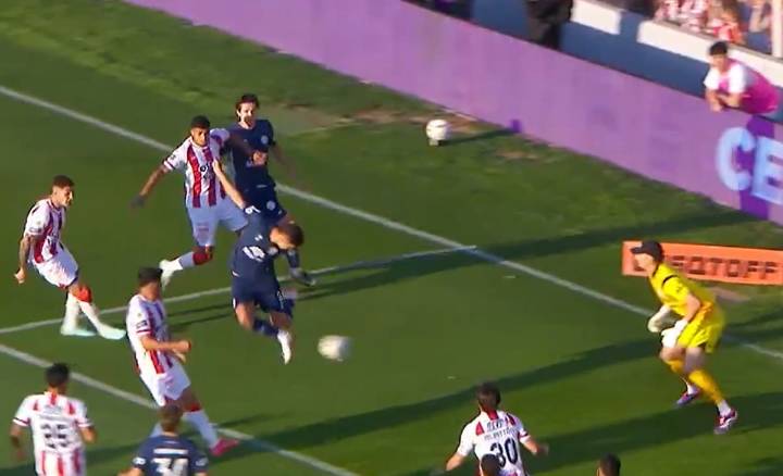 ¡Golazo! El partido de la fecha merecía cerrarse con una definición de Premier League: en el aire y de taco