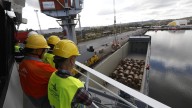 Primera operación de Marítima Junquera en el muelle de Arcelor en Avilés: más de 200 bobinas de la acería con destino a Portugal