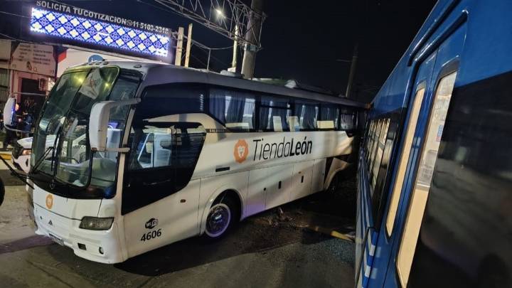 Accidente en las vías del tren Roca en Ezeiza: una formación embistió a un micro