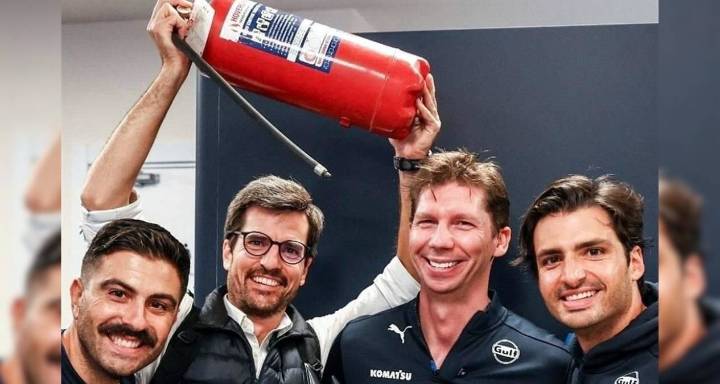 El extintor sigue siendo parte del festejo de Carlos Sainz