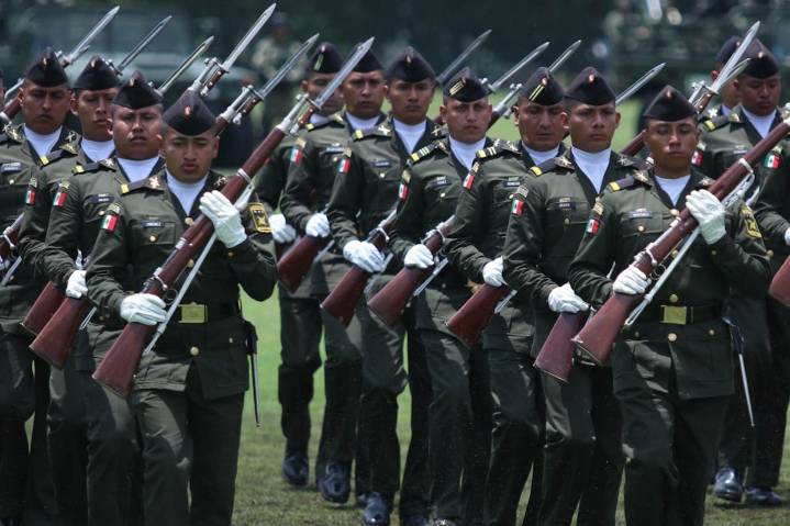 Defensa otorga mil 760 ascensos a integrantes de las fuerzas armadas