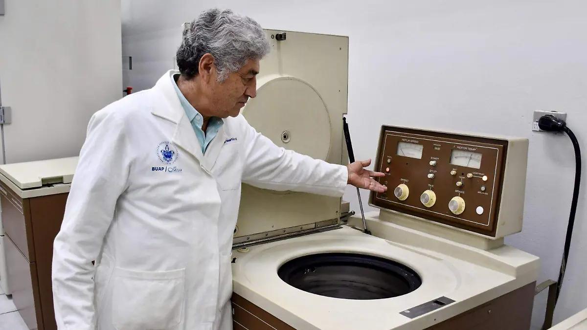 Investigador del ICUAP estudia bacteria capaz de descomponer PET