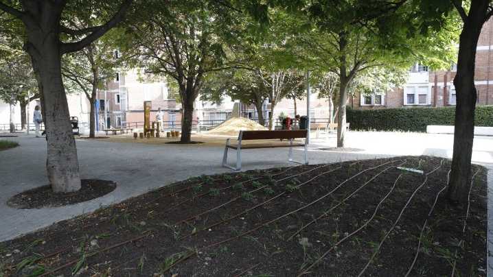 Carabanchel estrena una plaza del Valle de Oro más verde, accesible y pensada para los vecinos