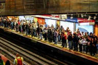 VIDEO. “Nos quebró a todos cuando habló la conductora”: pasajera relata angustiante momento en Metro tras cierre estaciones por persona en las vías