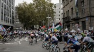 "Echaron chinchetas al pelotón": un ciclista denuncia el acoso sufrido en La Vuelta