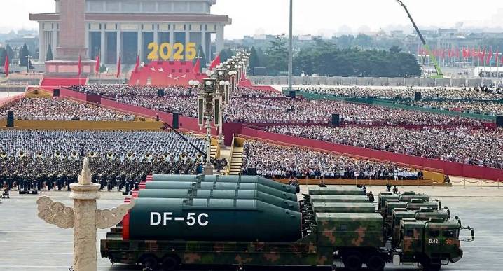 China muestra su poderío militar y advierte que habrá “paz o guerra”