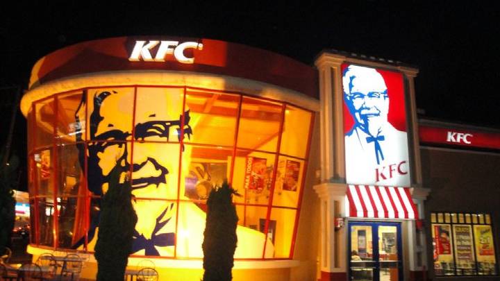 Con lujo de violencia asaltan KFC en Puebla; encerraron a comensales y empleados en una bodega
