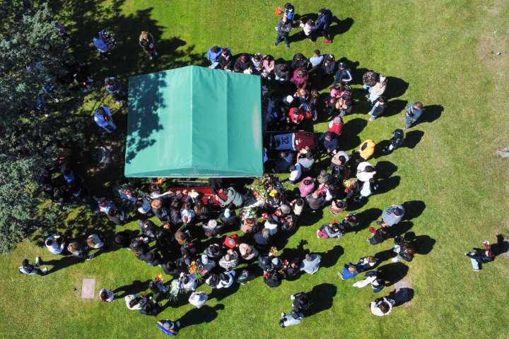Despidieron a las jóvenes asesinadas en el triple femicidio mientras avanza la investigación