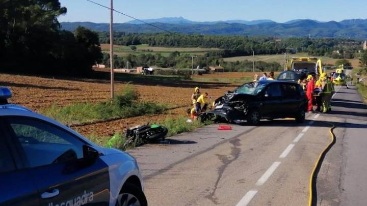 Muere un hombre y una joven crítica en un accidente entre un coche y una moto