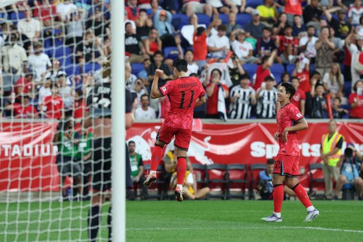 Deadspin | South Korea dispatches United States, 2-0